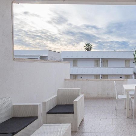 Appartamento A 150 M Dal Mare Climatizzato Con Bellissimo Patio Esterno Torre Pali Екстериор снимка