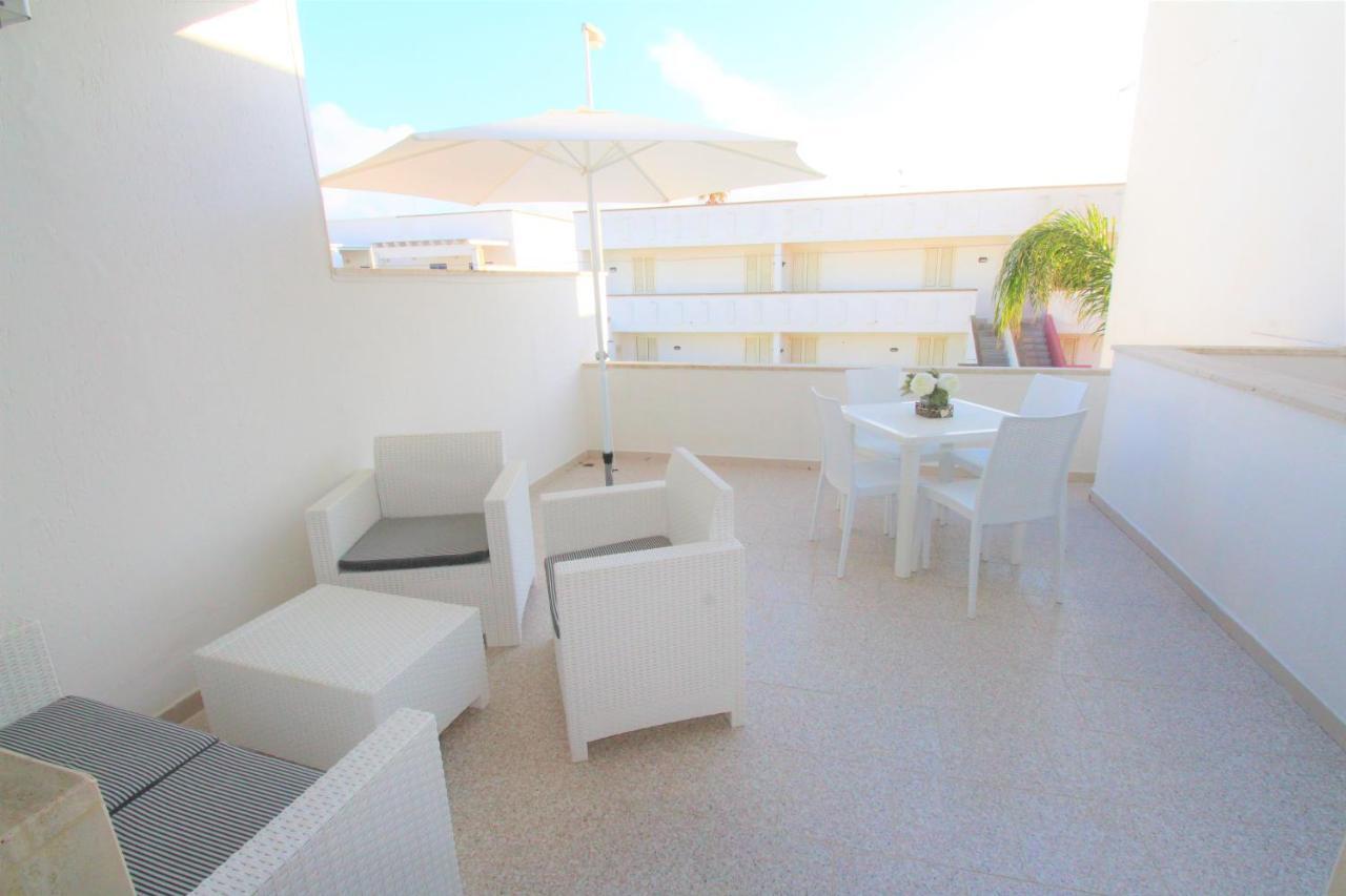 Appartamento A 150 M Dal Mare Climatizzato Con Bellissimo Patio Esterno Torre Pali Екстериор снимка